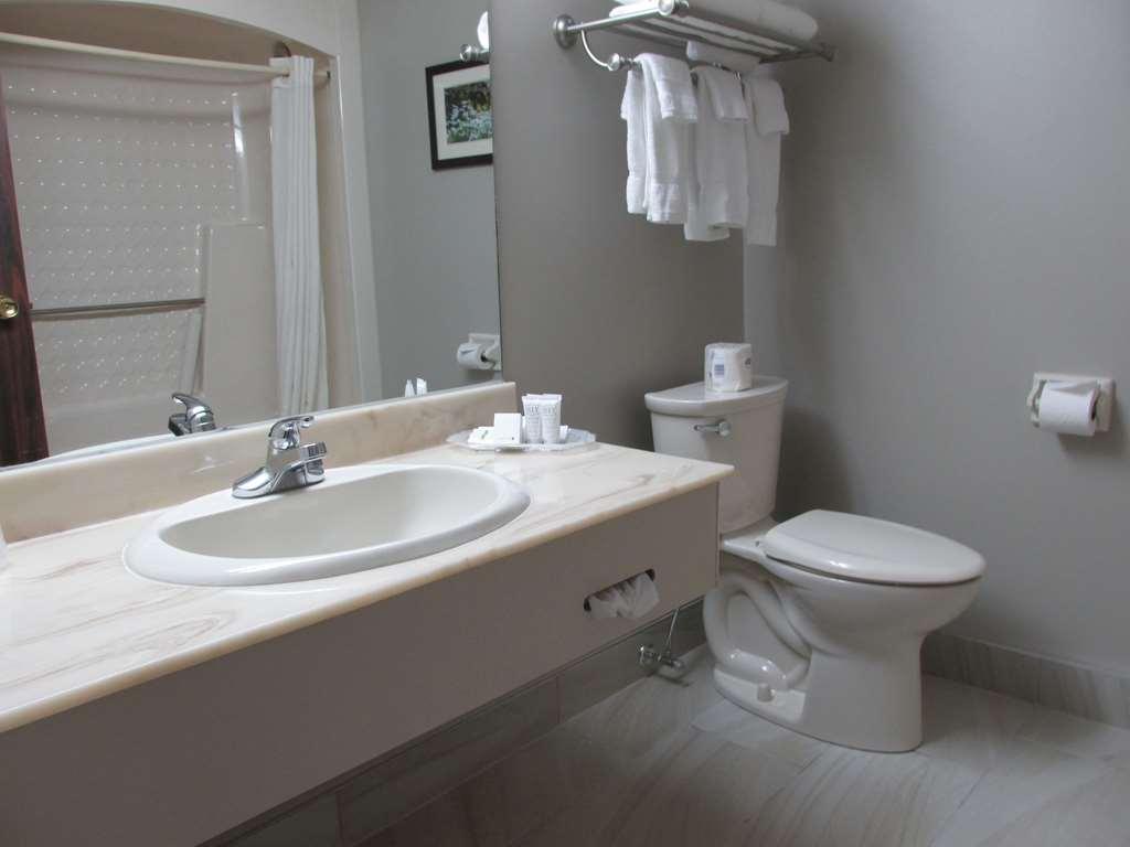 The Fredericton Inn Екстер'єр фото