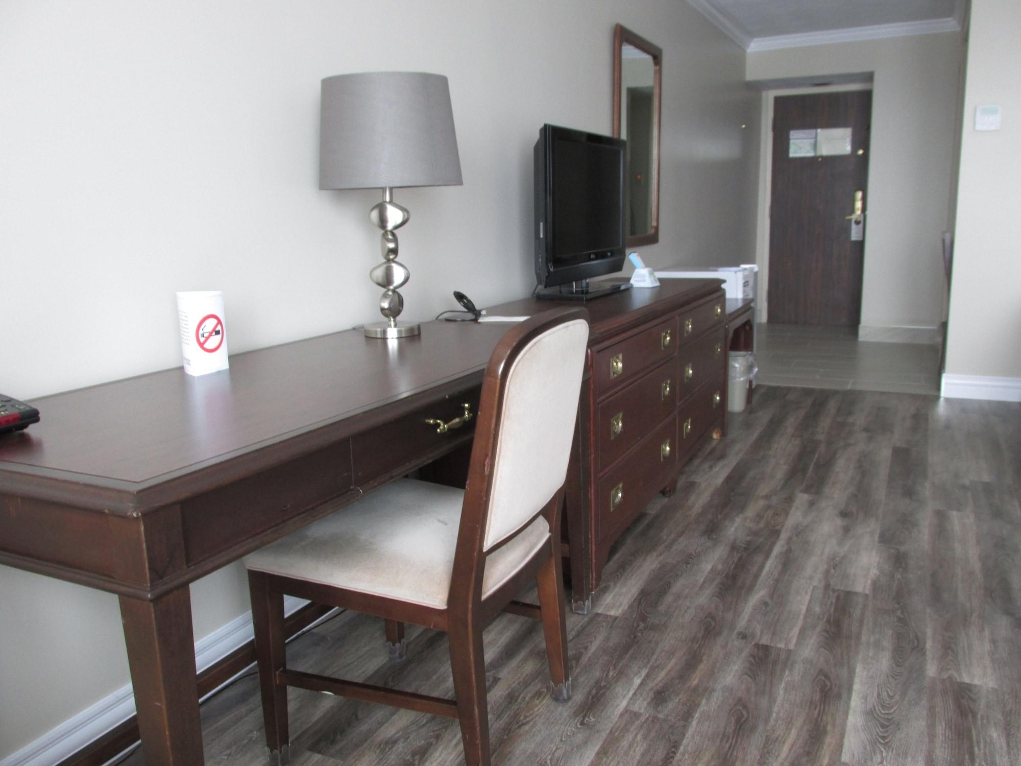 The Fredericton Inn Екстер'єр фото