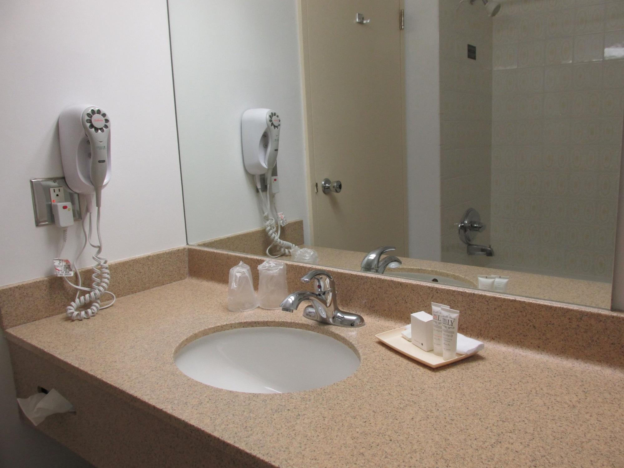 The Fredericton Inn Екстер'єр фото