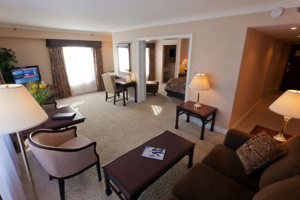 The Fredericton Inn Екстер'єр фото