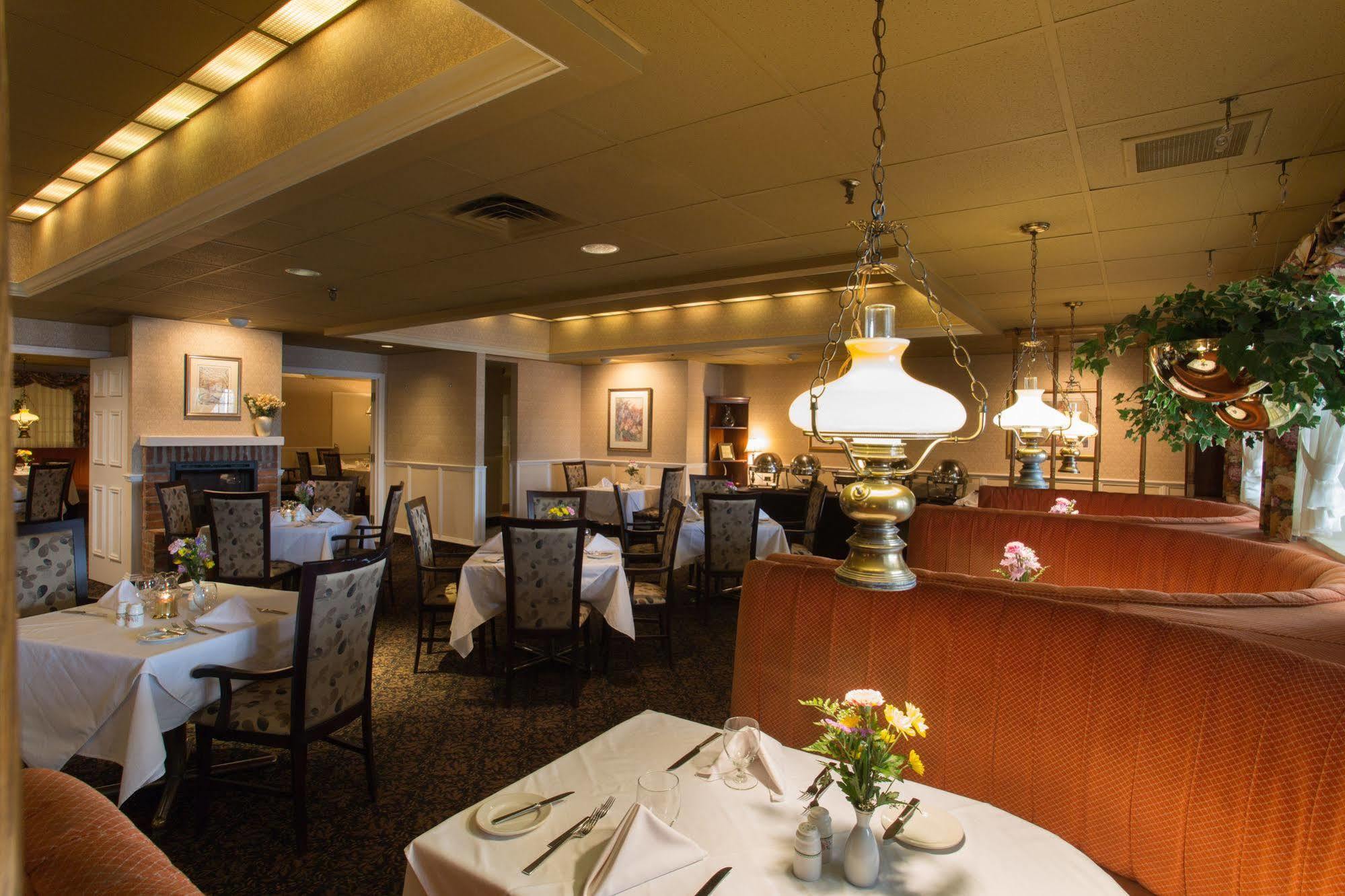 The Fredericton Inn Екстер'єр фото