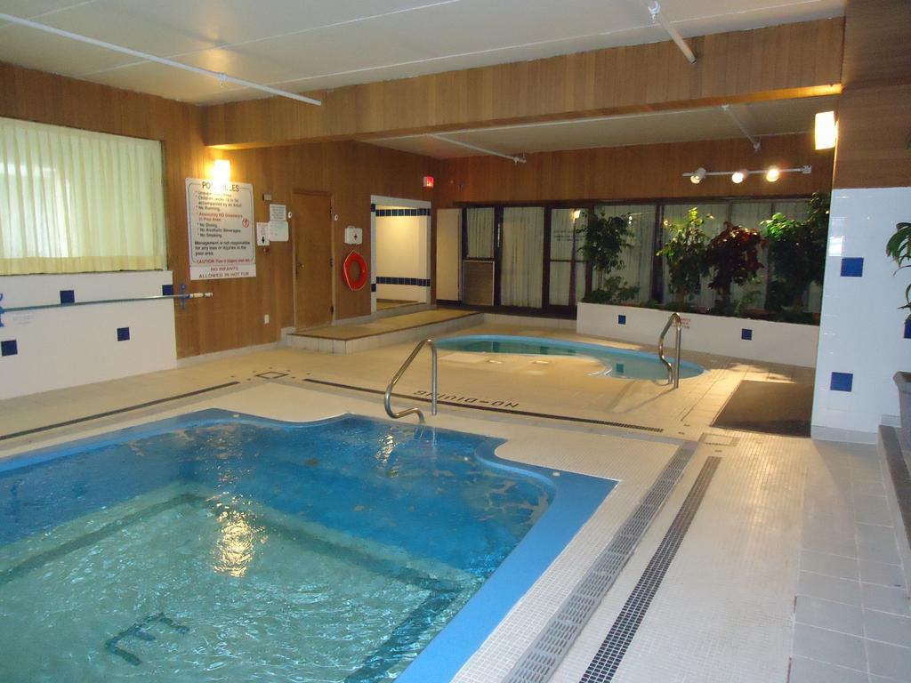 The Fredericton Inn Екстер'єр фото
